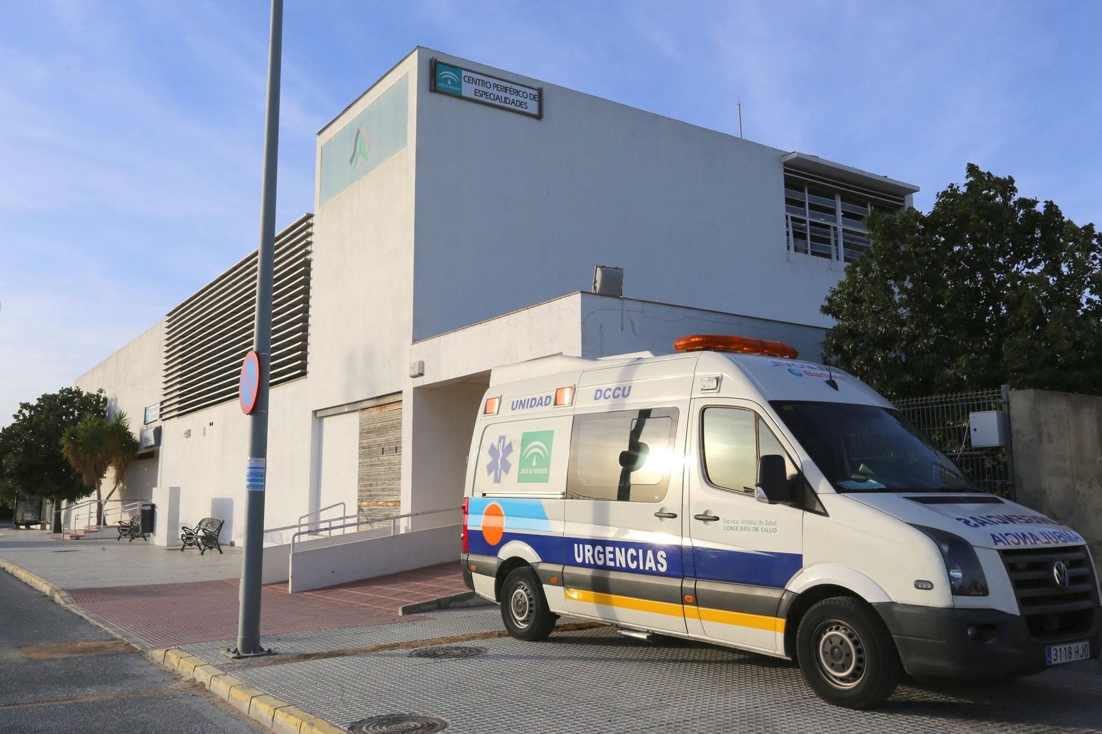 Una ambulancia junto al centro  de especialidades de La  Longuera, en una imagen de archivo.