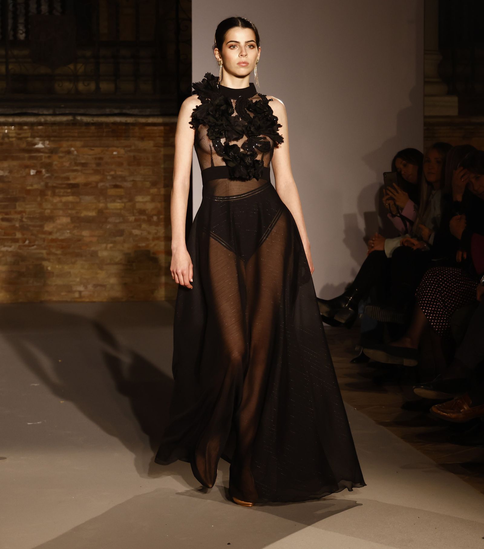 Las tendencias en vestidos de novia e invitada de la pasarela SIQ, en fotos