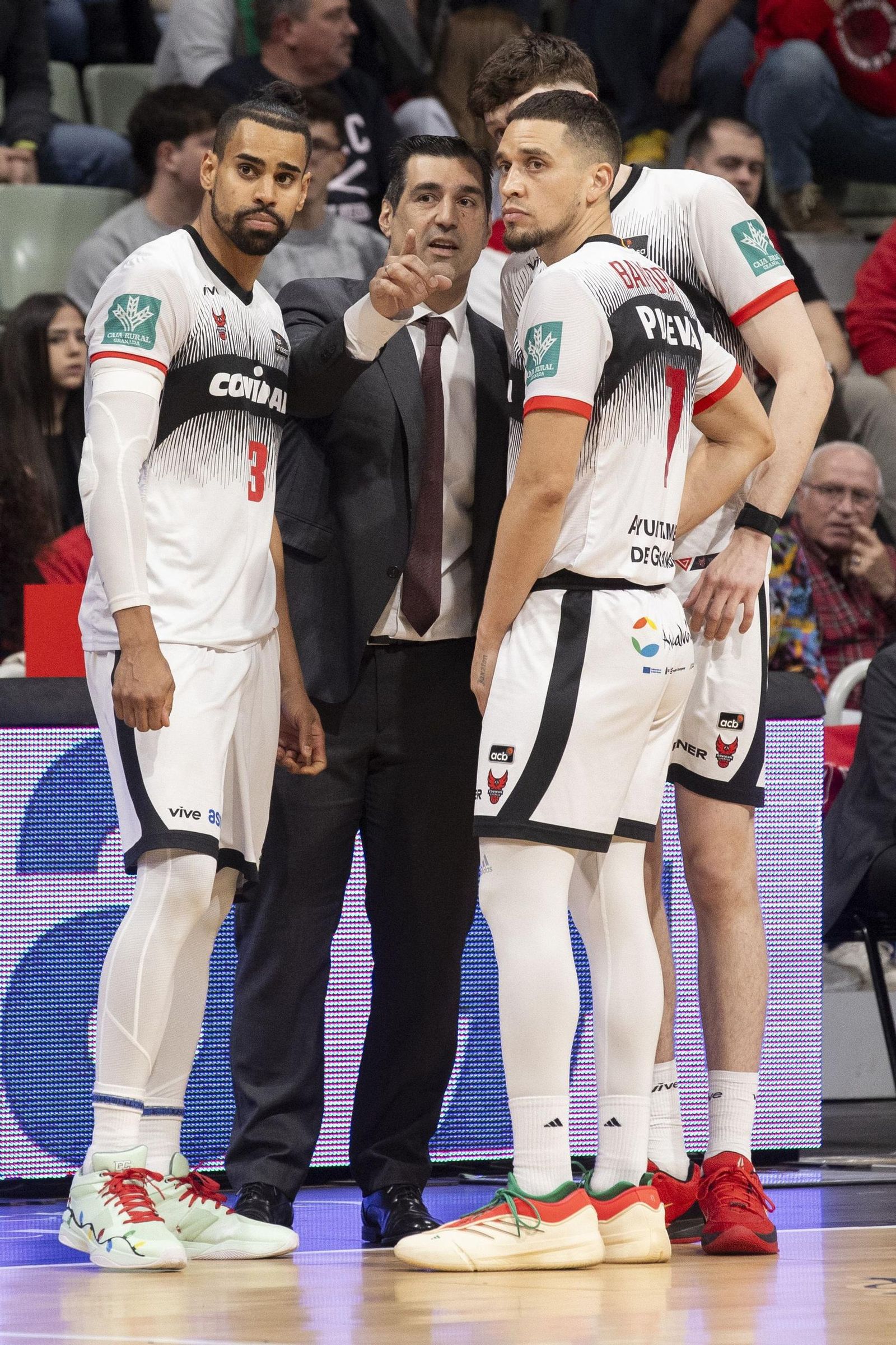 Pablo Pin da instrucciones en Murcia a Gian Clavell, Scott Bamforth y Agustín Ubal.