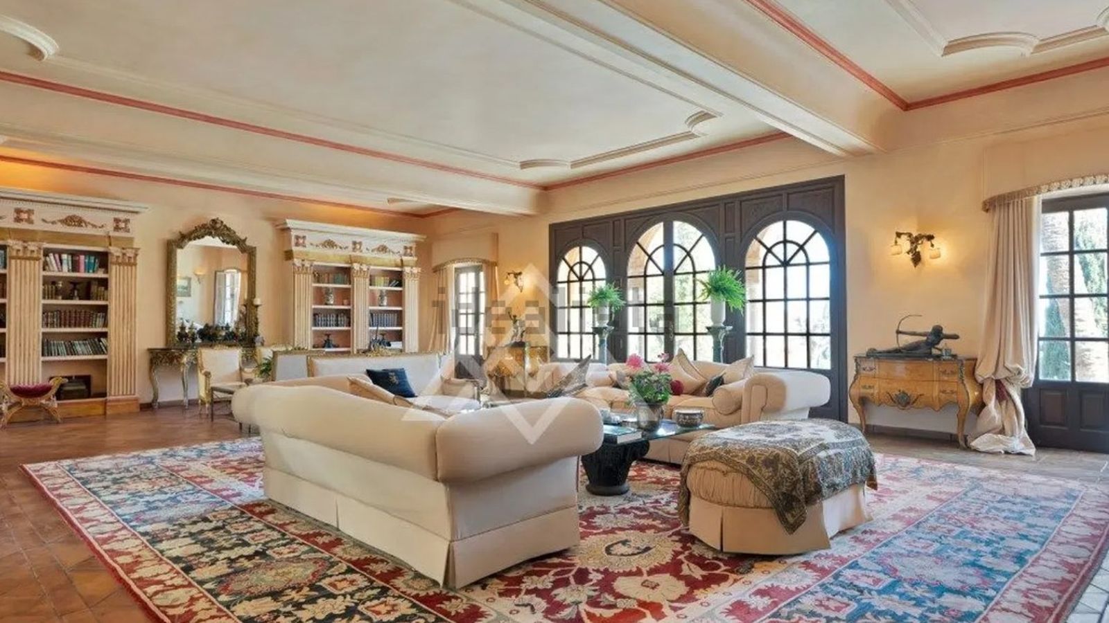 Comedor, con techos a doble altura y acceso visual directo a las zonas comunes de la villa.