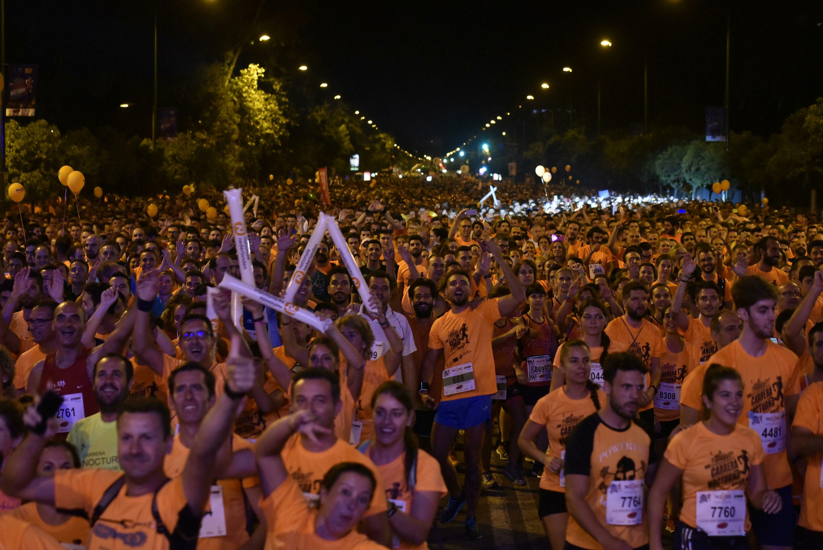Participantes en los primeros momentos de la Carrera Nocturna del Guadalquivir.