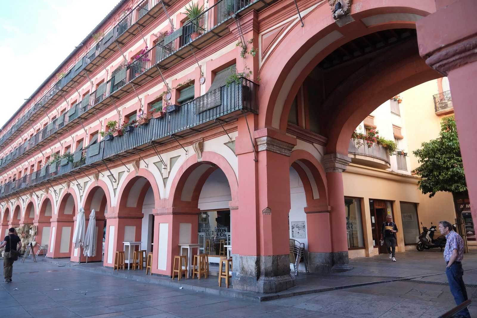 La plaza de la Corredera de Córdoba vuelve a lucir libre de pintadas, en imágenes