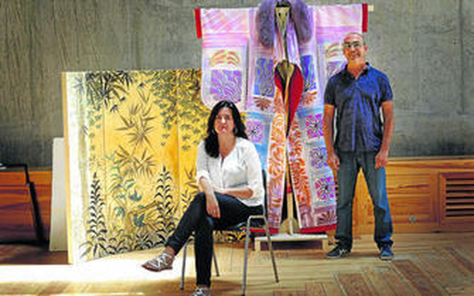 María Ángeles Robles y José Alberto López, junto a dos de las piezas de la muestra 'Paisaje interior. Arte y sueño en kimono'.