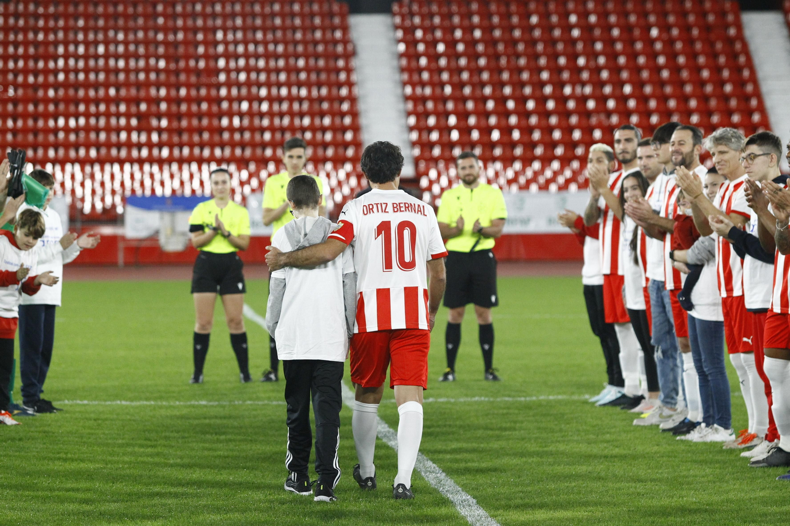 Imágenes del partido homenaje al 'eterno' capitán de la U.D. Almería, José Ortiz