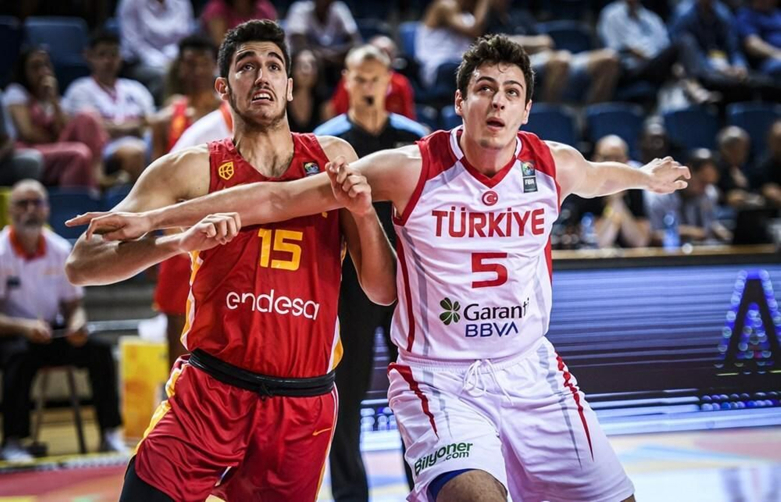 Ignacio Rosa pelea por un rebote.