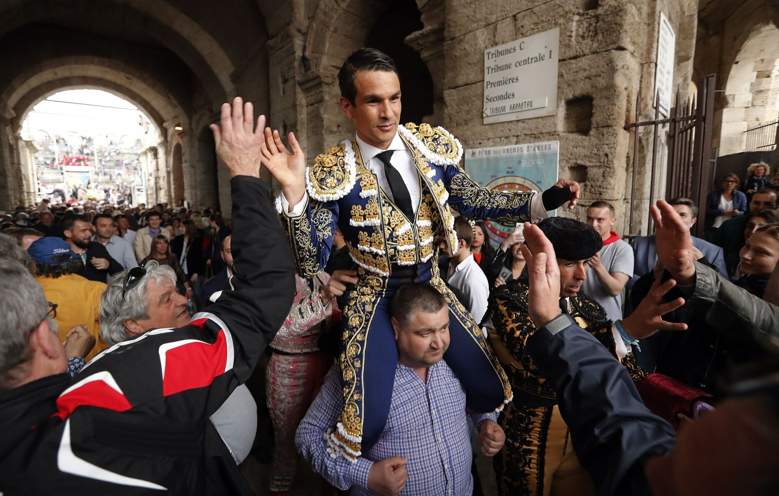 Manzanares, en su salida a hombros de la plaza de Arles