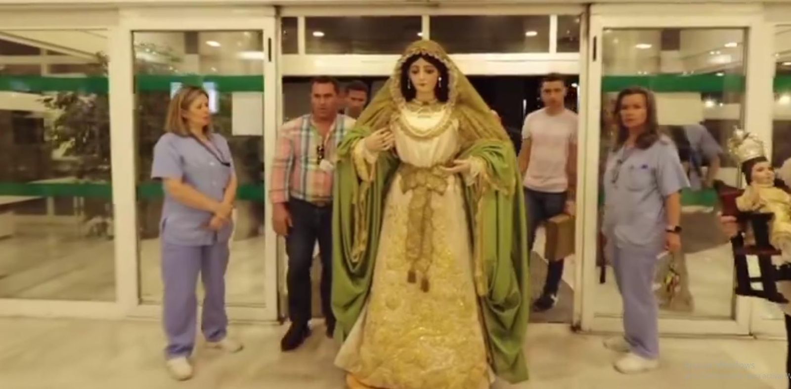 La Divina Enfermera entrando en el hospital