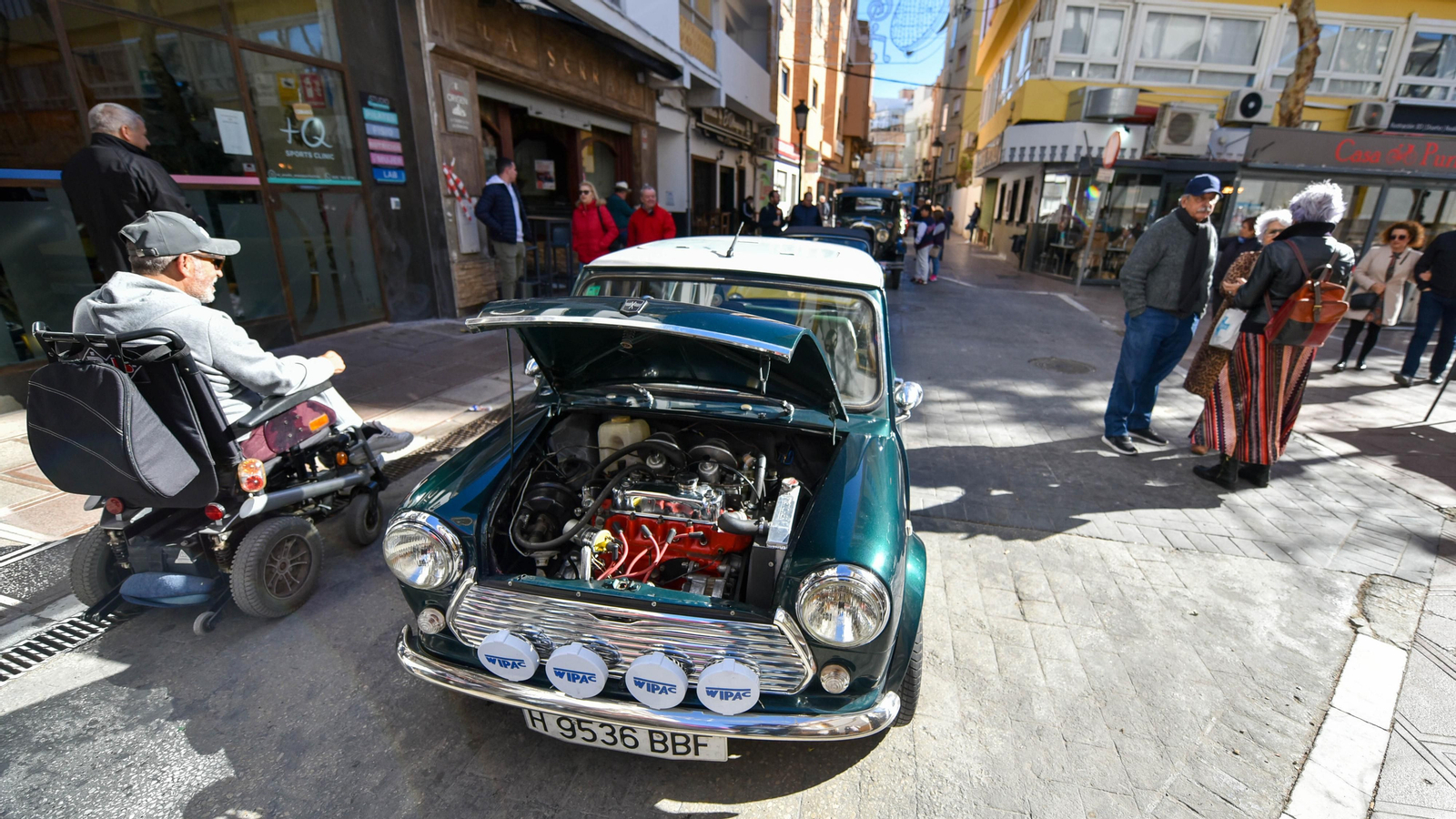 La exhibición de coches de antiguos en el centro de La Línea, en imágenes