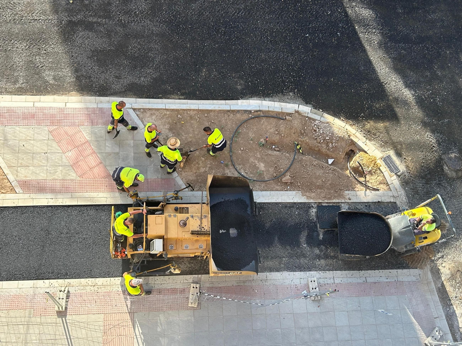Los operarios trabajando en la calle Juan Sebastián Elcano.