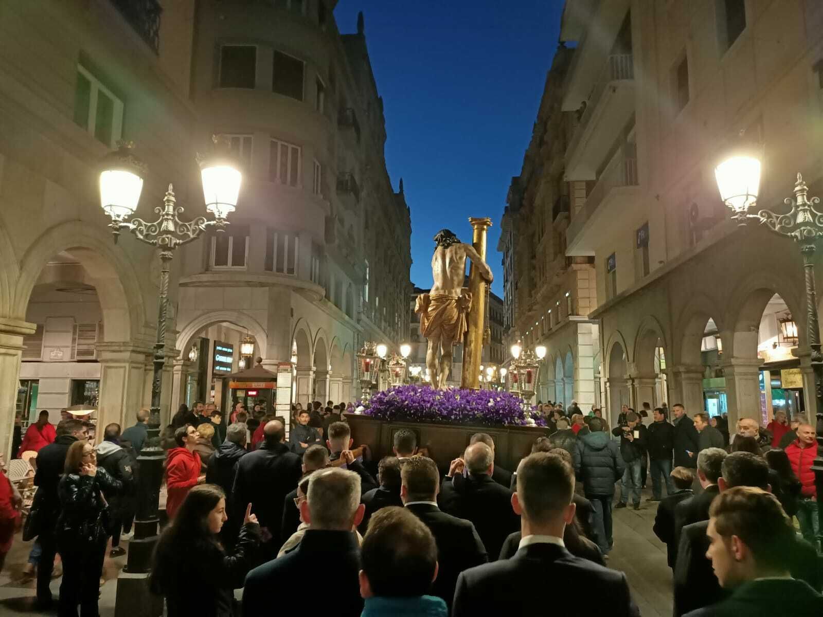El vía crucis oficial de las cofradías de Granada, en imágenes