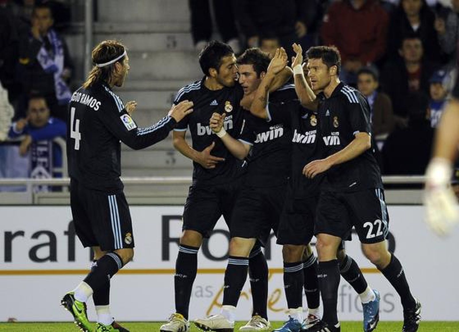 Los de Pellegrini golean al Tenerife en el Heleliodoro Rodríguez López con goles de Higuaín (dos), Kaká, Ronaldo y Raúl. / AFP · EFE · Reuters