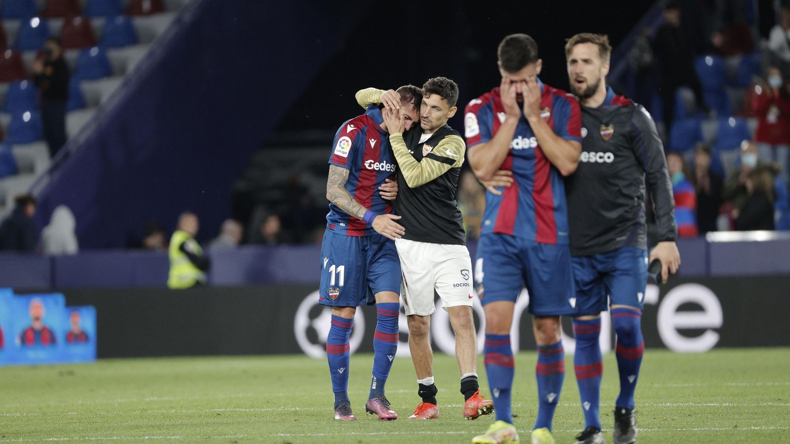 Jesús Navas se abraza a Morales al término del Levante-Sevilla.