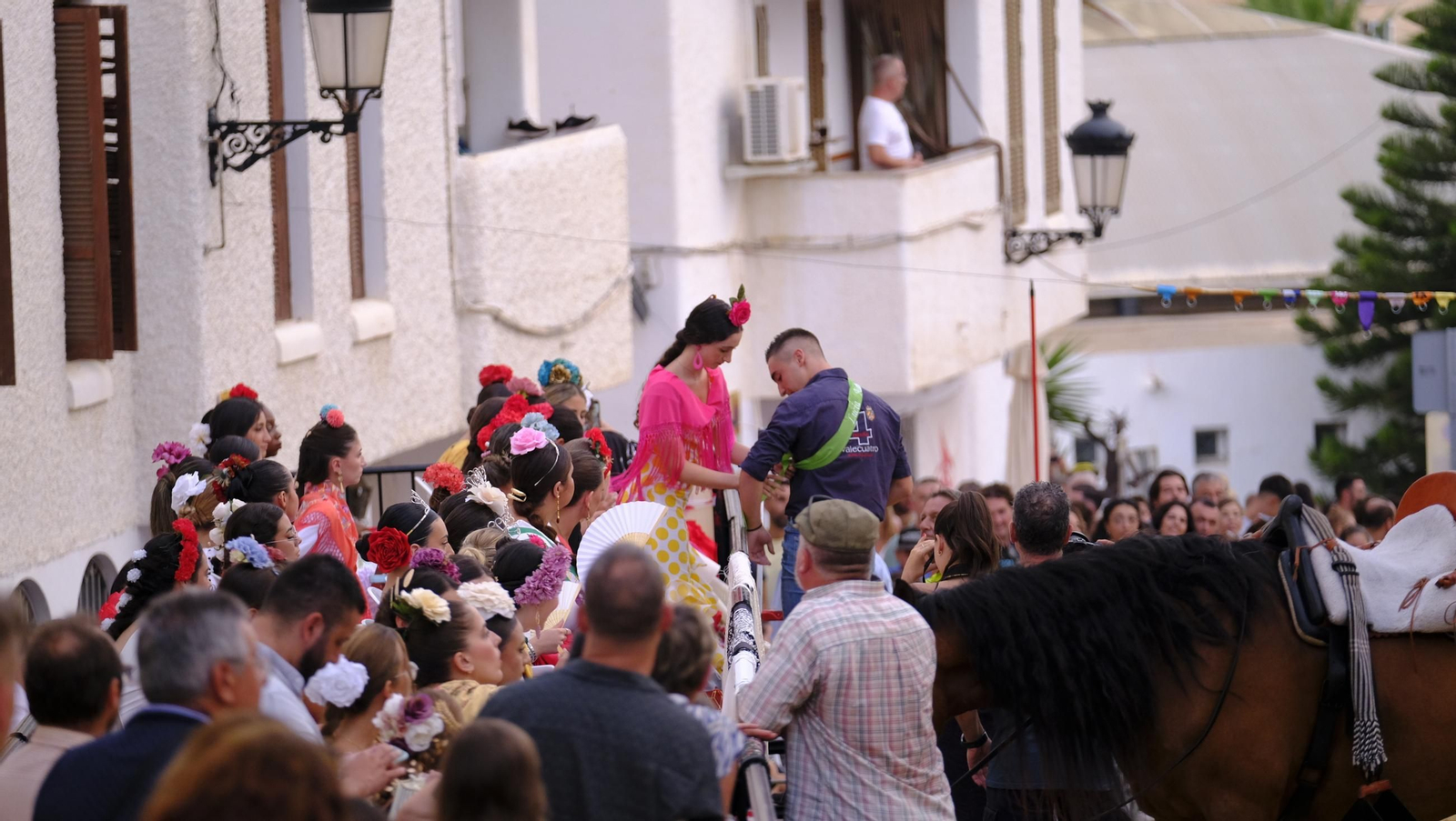 La popular carrera de cintas a caballo de las Fiestas de Mojácar, en imágenes