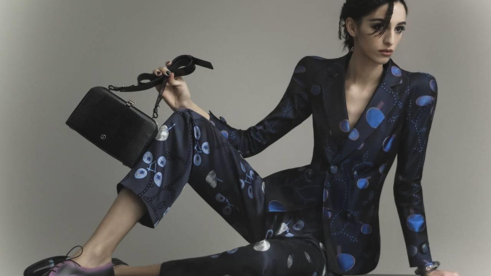 Traje para mujer de Armani.