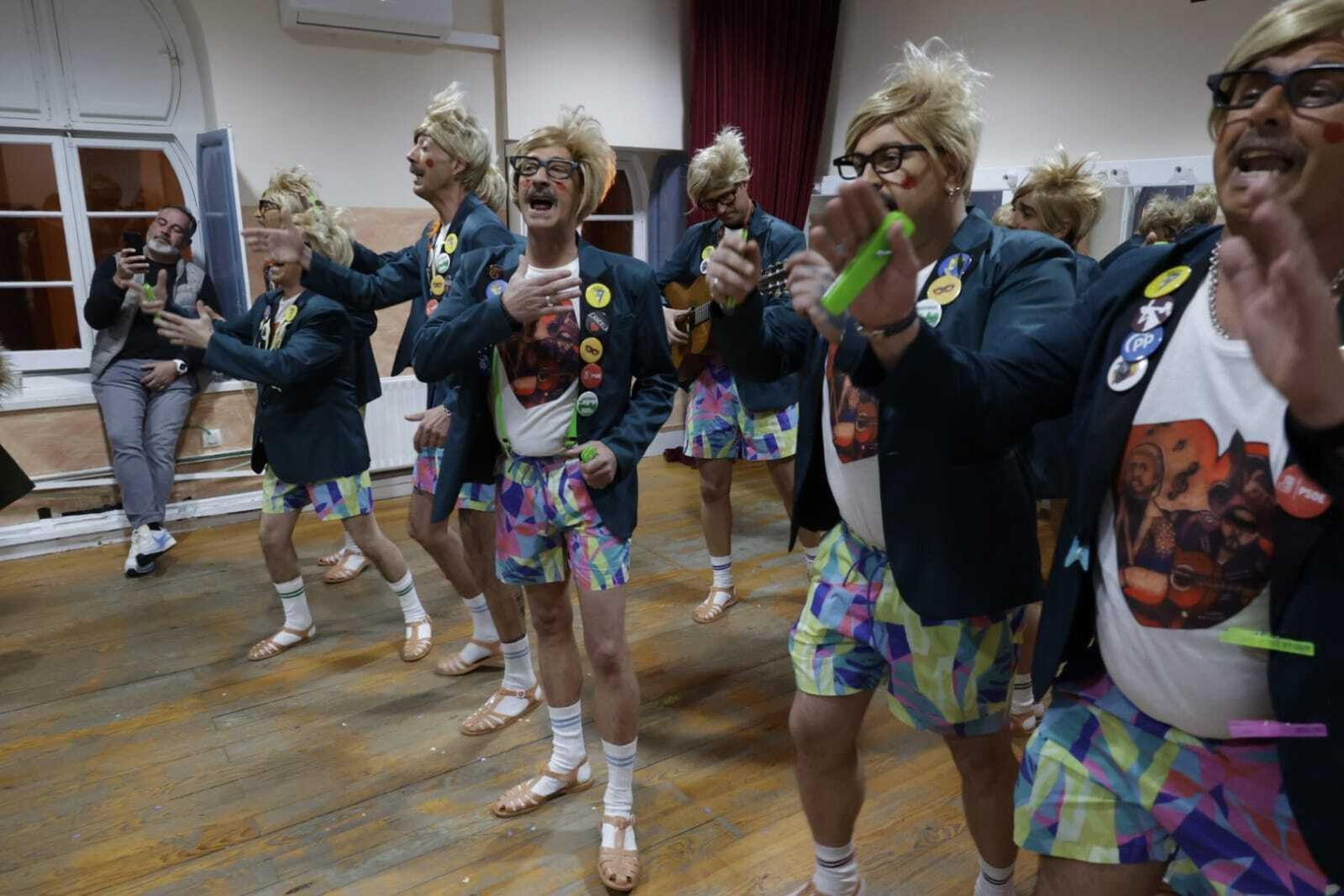 Chirigota Cádiz qué bonita eres con tu puta madre (los bipolares) en camerinos