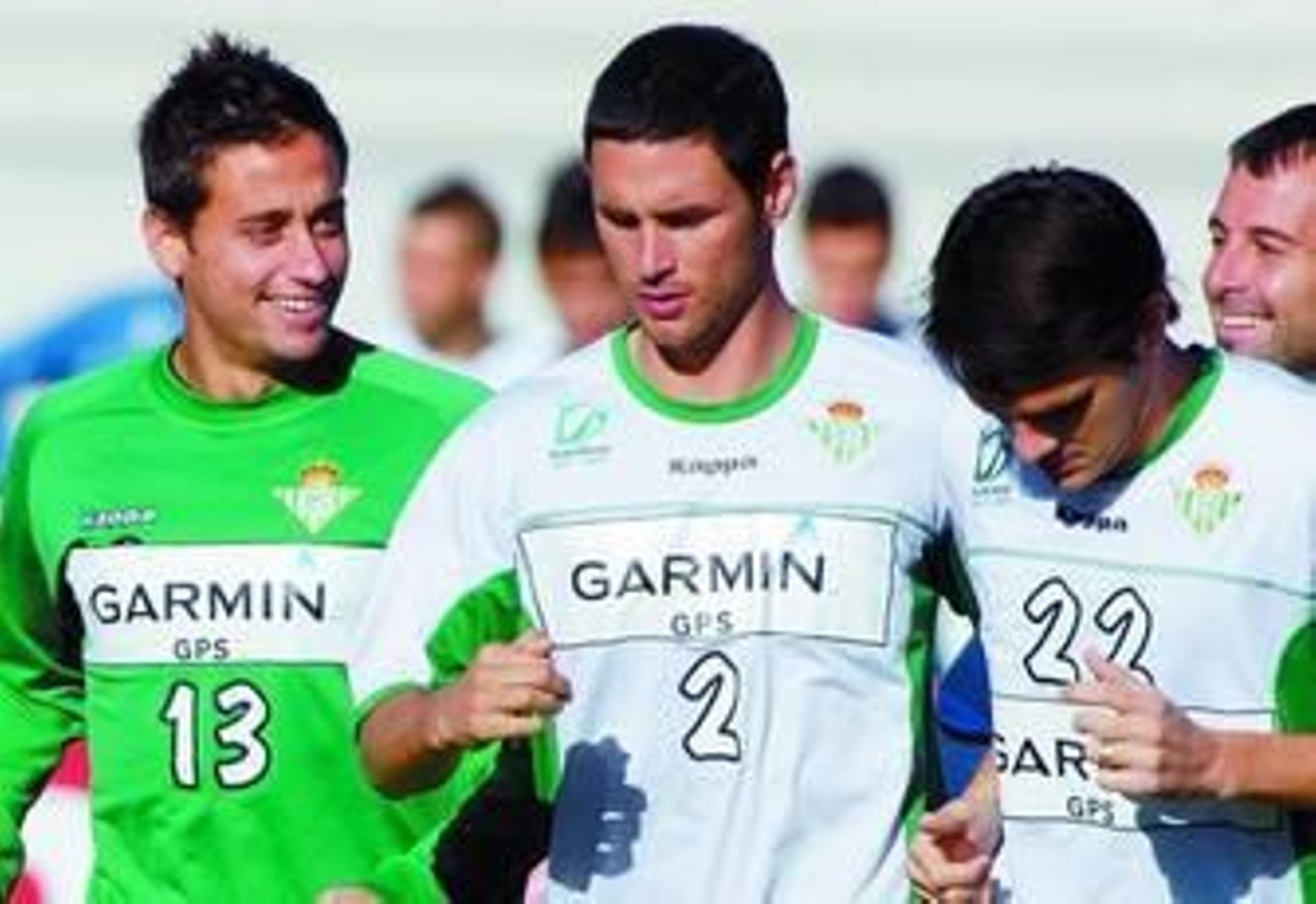 Melli realiza carrera continua entre el guardameta Casto y el brasileño Lima.