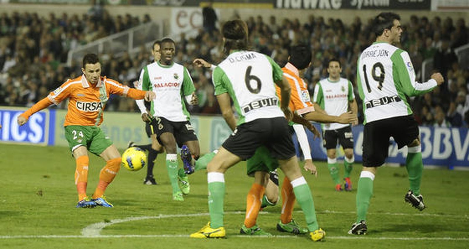 El Betis acumula su sexta derrota seguida tras caer con el Racing en Santander (1-0). / LOF