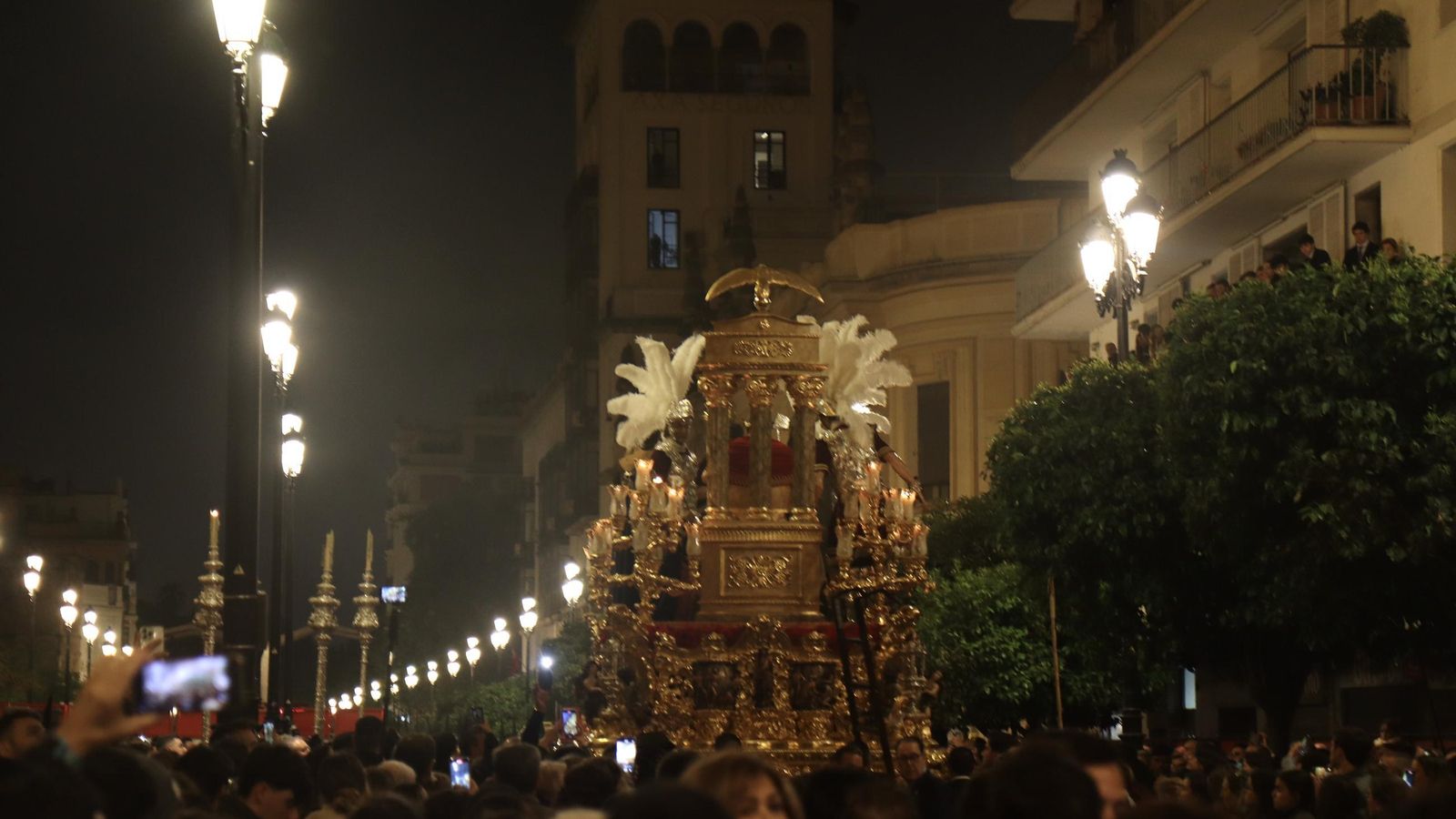 La Madrugá por la Carrera Oficial en la Semana Santa de Sevilla 2025