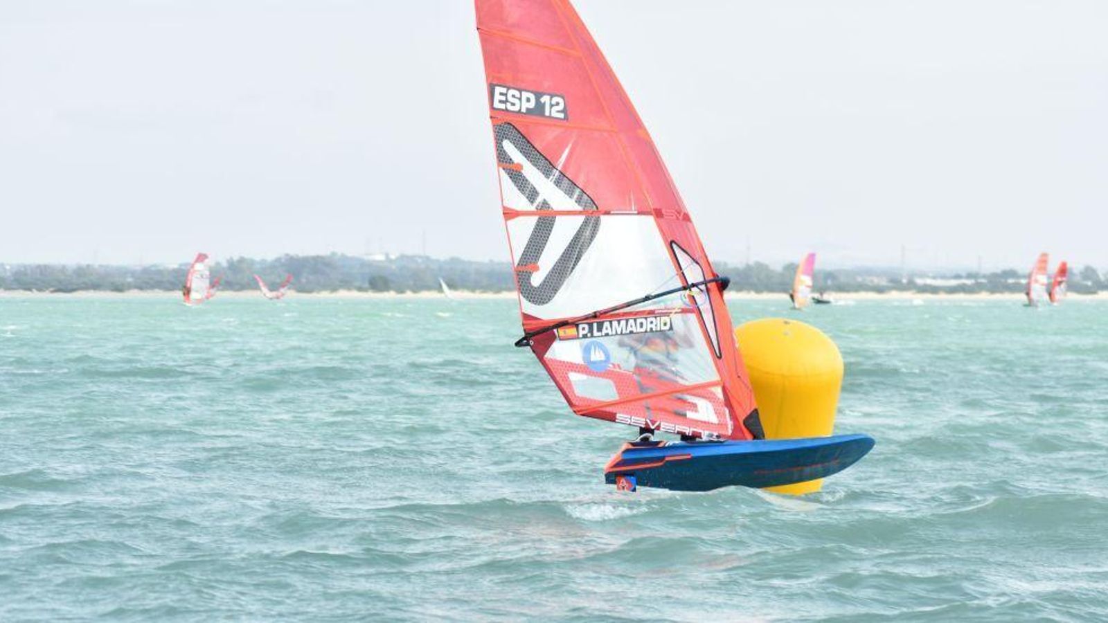 Pilar Lamadrid, en acción en la bahía gaditana.