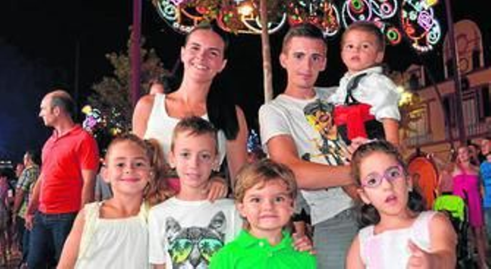 Ismael, Edgar, Cintia, María Jesús, Juanjo, Yasmina y Domingo, la familia casi al completo paseando a los peques.