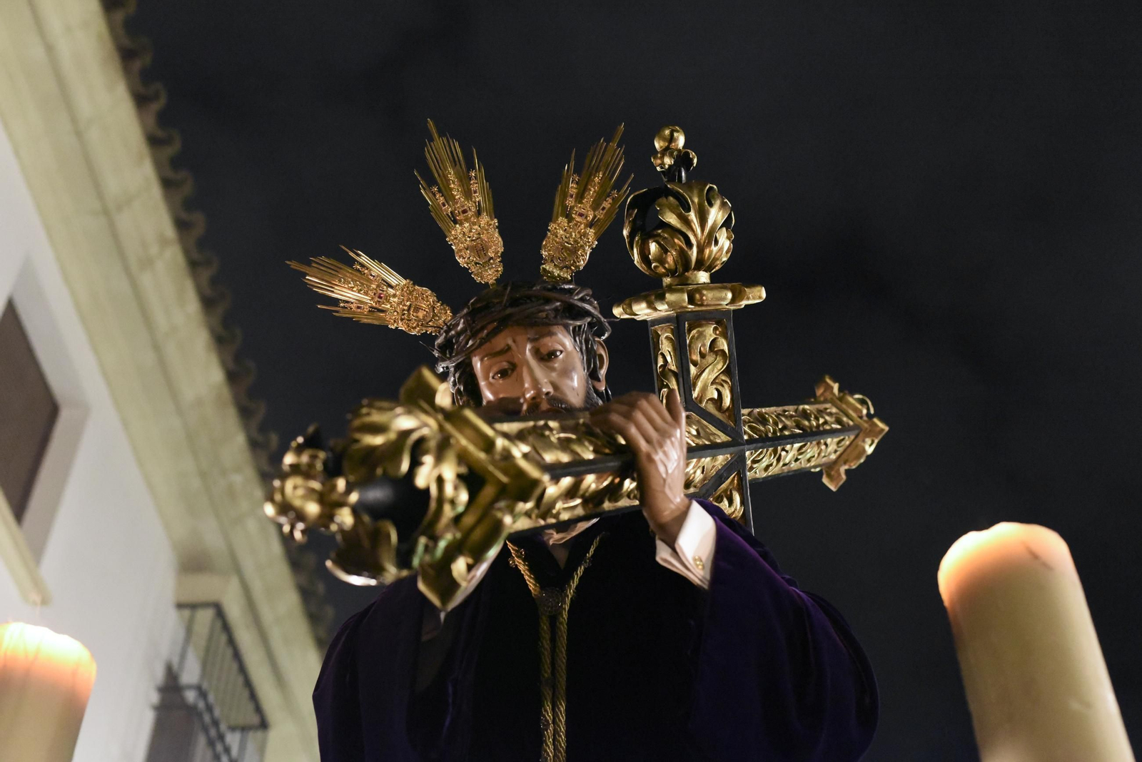 El vía crucis del Señor de Pasión por las calles de San Basilio, en imágenes