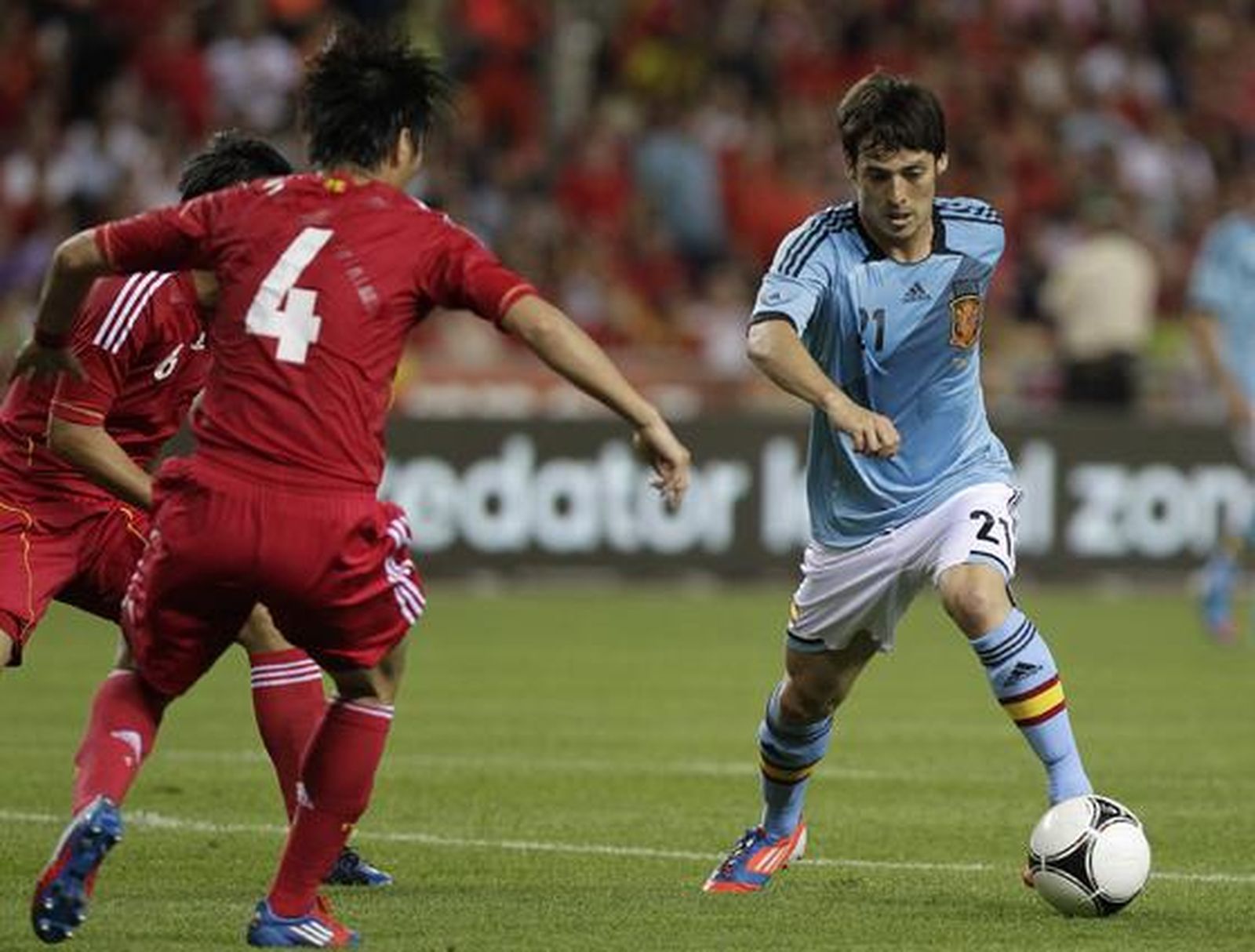 España vence a China gracias a la chispa y la magia de Silva e Iniesta en el último amistoso antes de la Eurocopa.

Foto: Antonio Pizarro