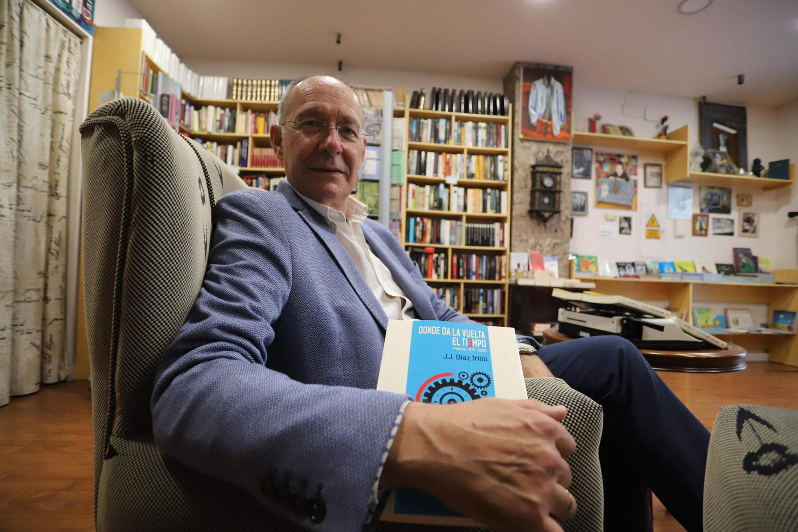 José Juan Díaz Trillo, con su antología en la mano, en la librería La Dama Culta de Huelva.