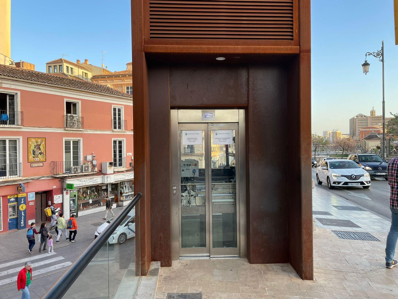 El ascensor de Tribuna de los Pobres, entre las dos plantas.