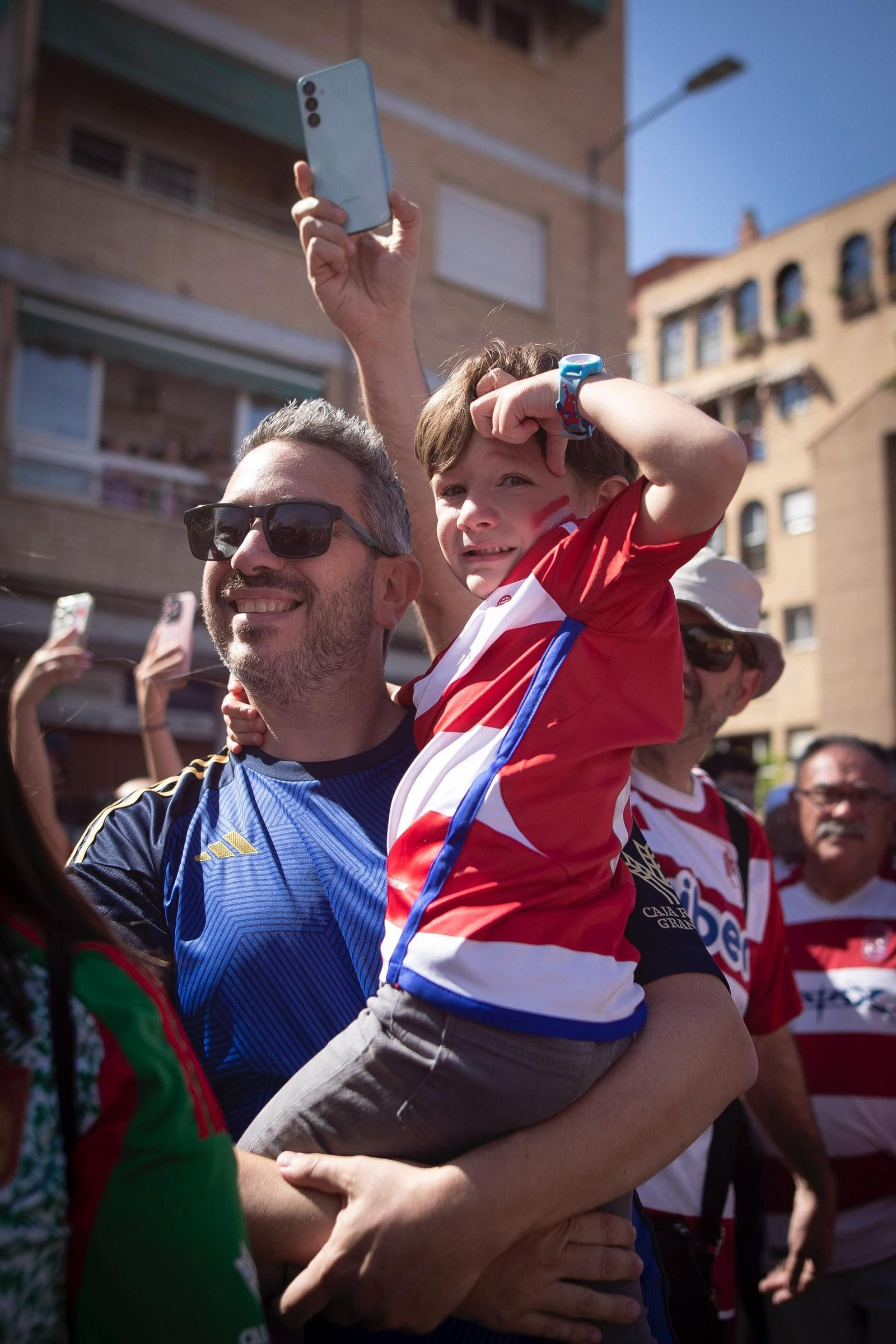 Encuéntrate en la grada de Los Cármenes en el partido del Granada CF-Elche