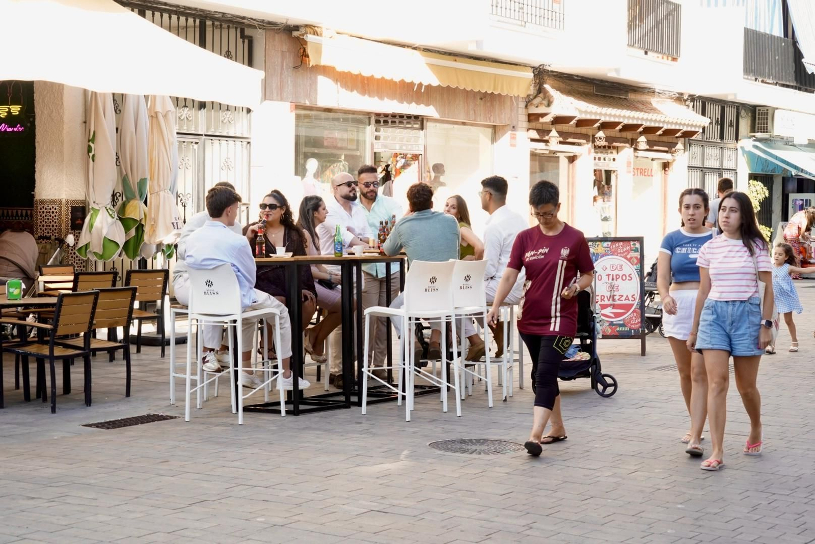 La Calle Ancha de Punta Umbría, una tarde de verano con el sol cayendo