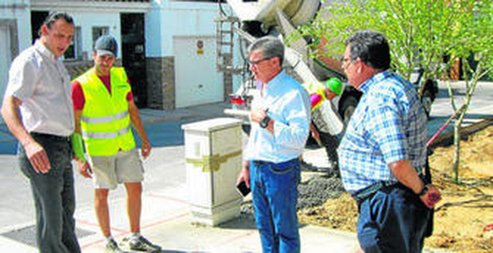 A la izquierda, el delegado de Medio Ambiente, visita los trabajos que se desarrollan en Zalgaones.