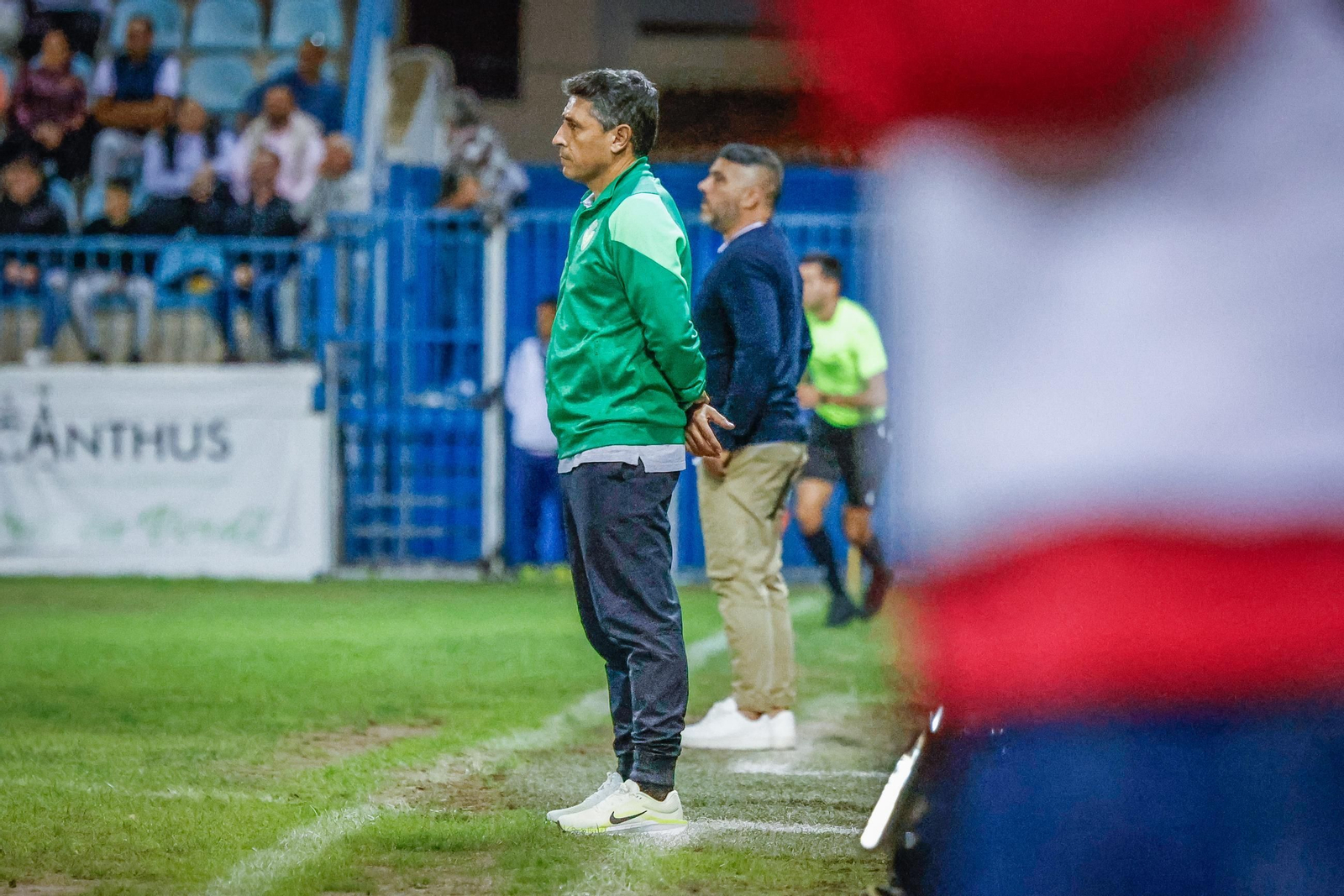 Roberto Peragón, en un momento del choque, con Emilio Fajardo en segundo plano.