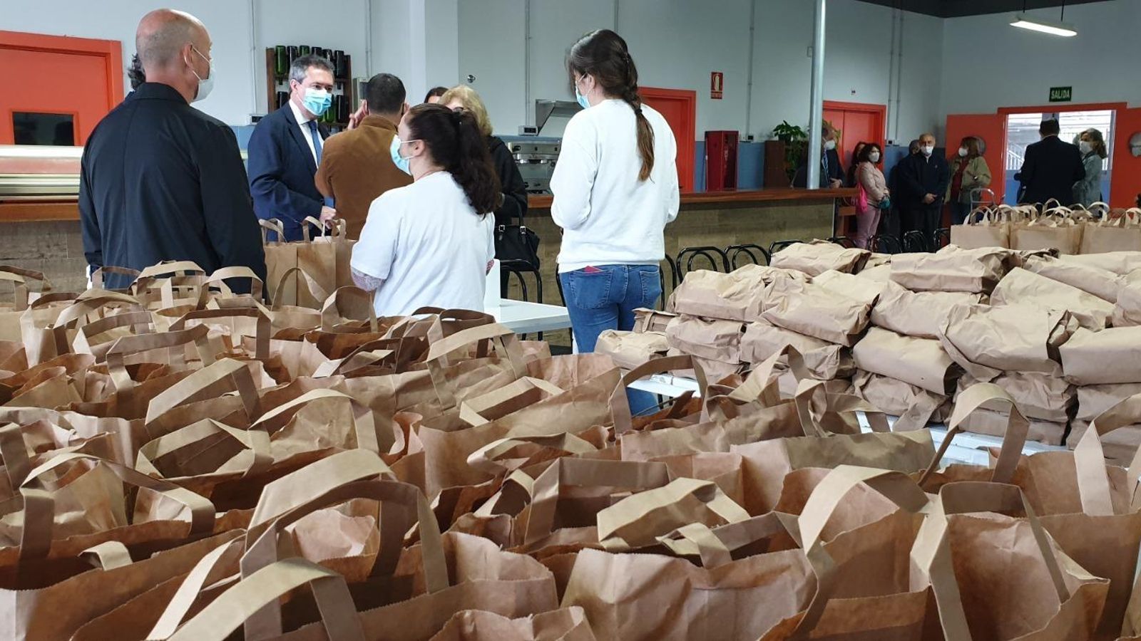 El alcalde visita uno de los dispositivos de reparto de ayuda municipal.