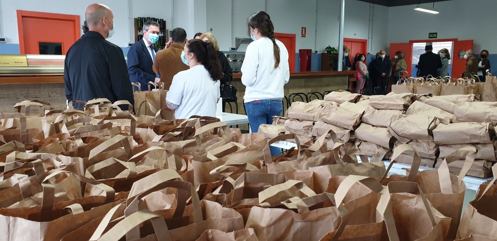 El alcalde visita uno de los dispositivos de reparto de ayuda municipal.