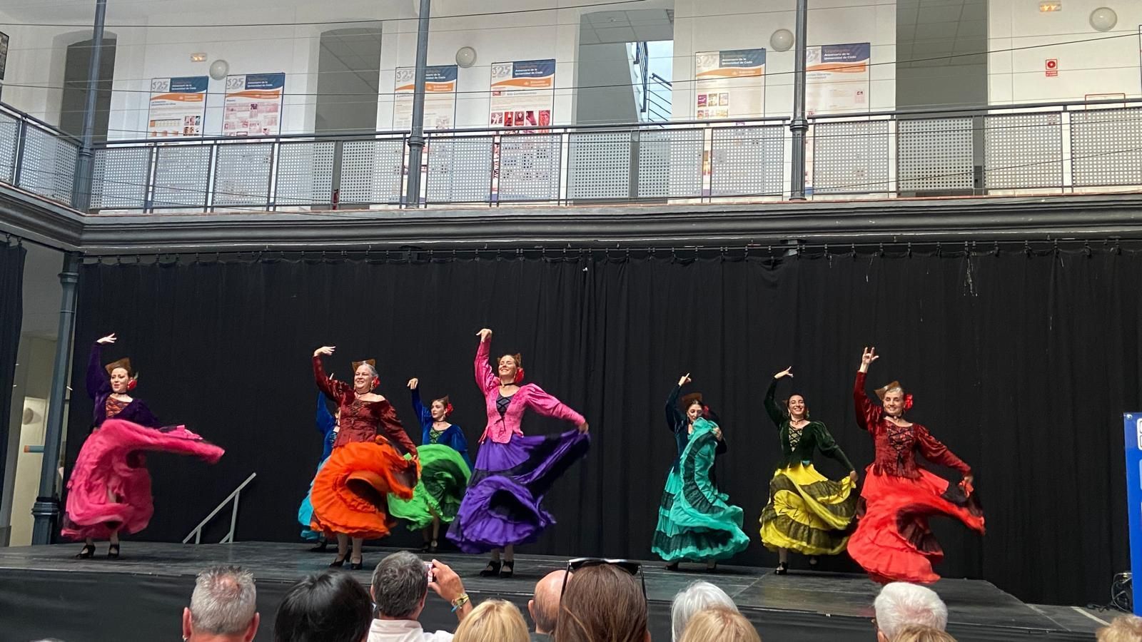 Una imagen de una de las actuaciones de la asociación Ciudad de Cádiz en la Bomba a beneficio de Madre Coraje.