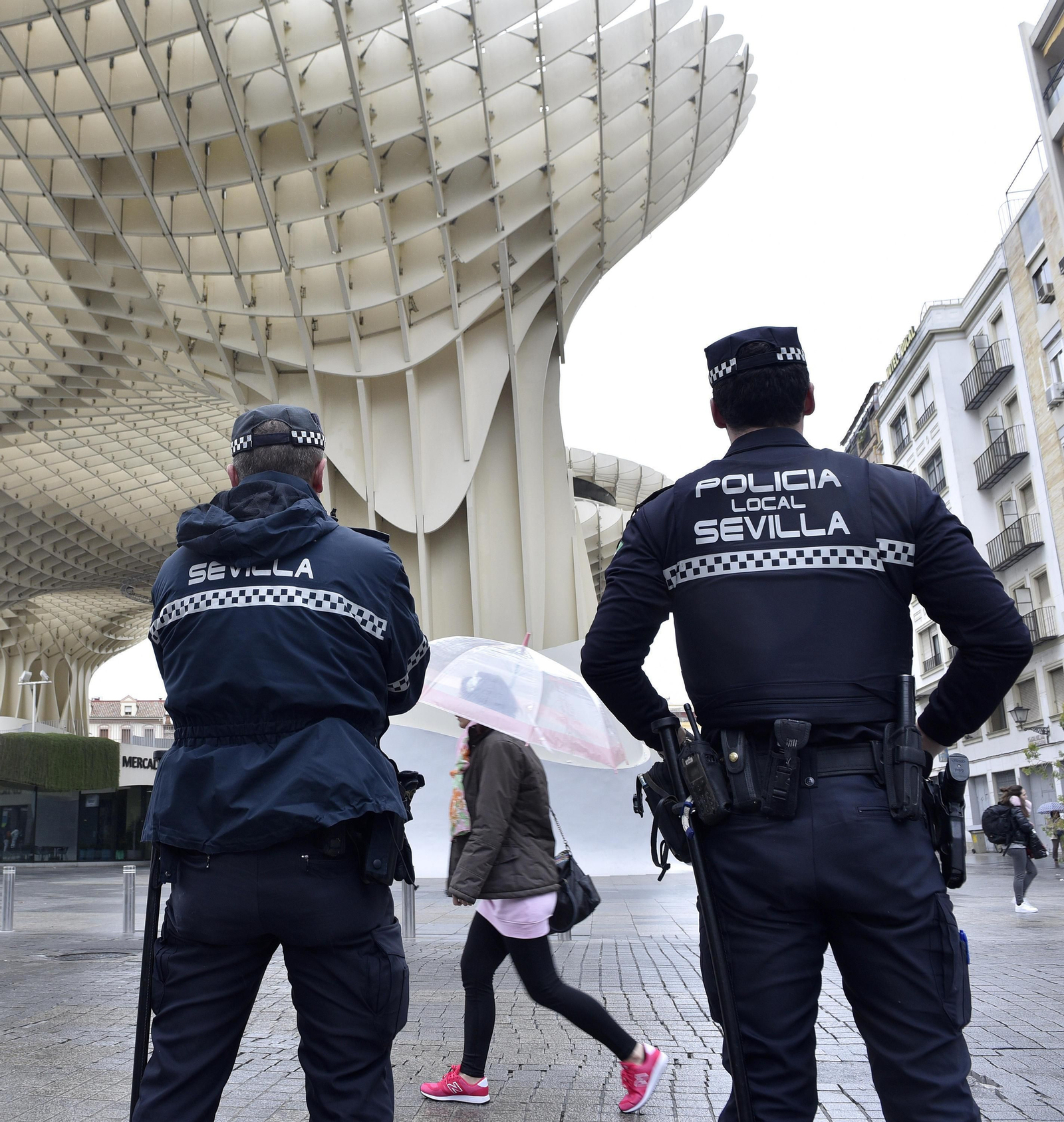 Dos policías locales en las Setas, el Viernes de Dolores.