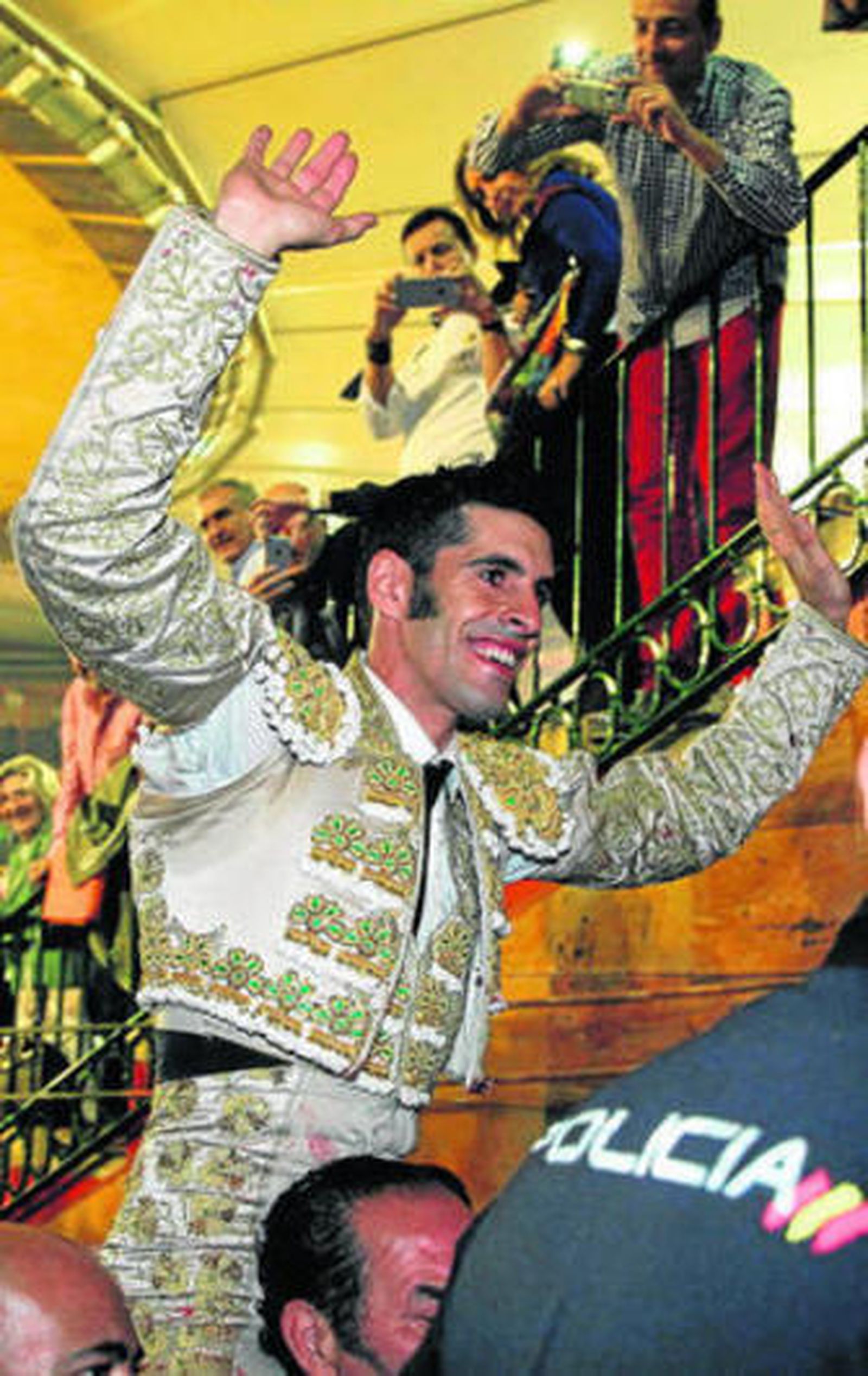 Alejandro Talavante, en su salida a hombros de la plaza de Zaragoza.