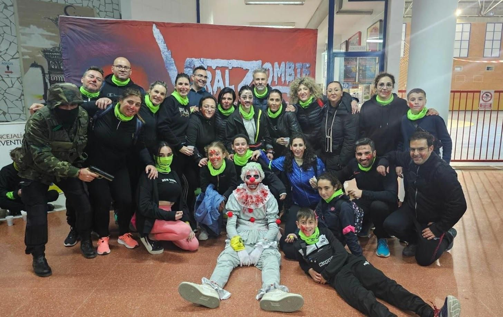 Los participantes del real game con personajes caracterizados del evento.