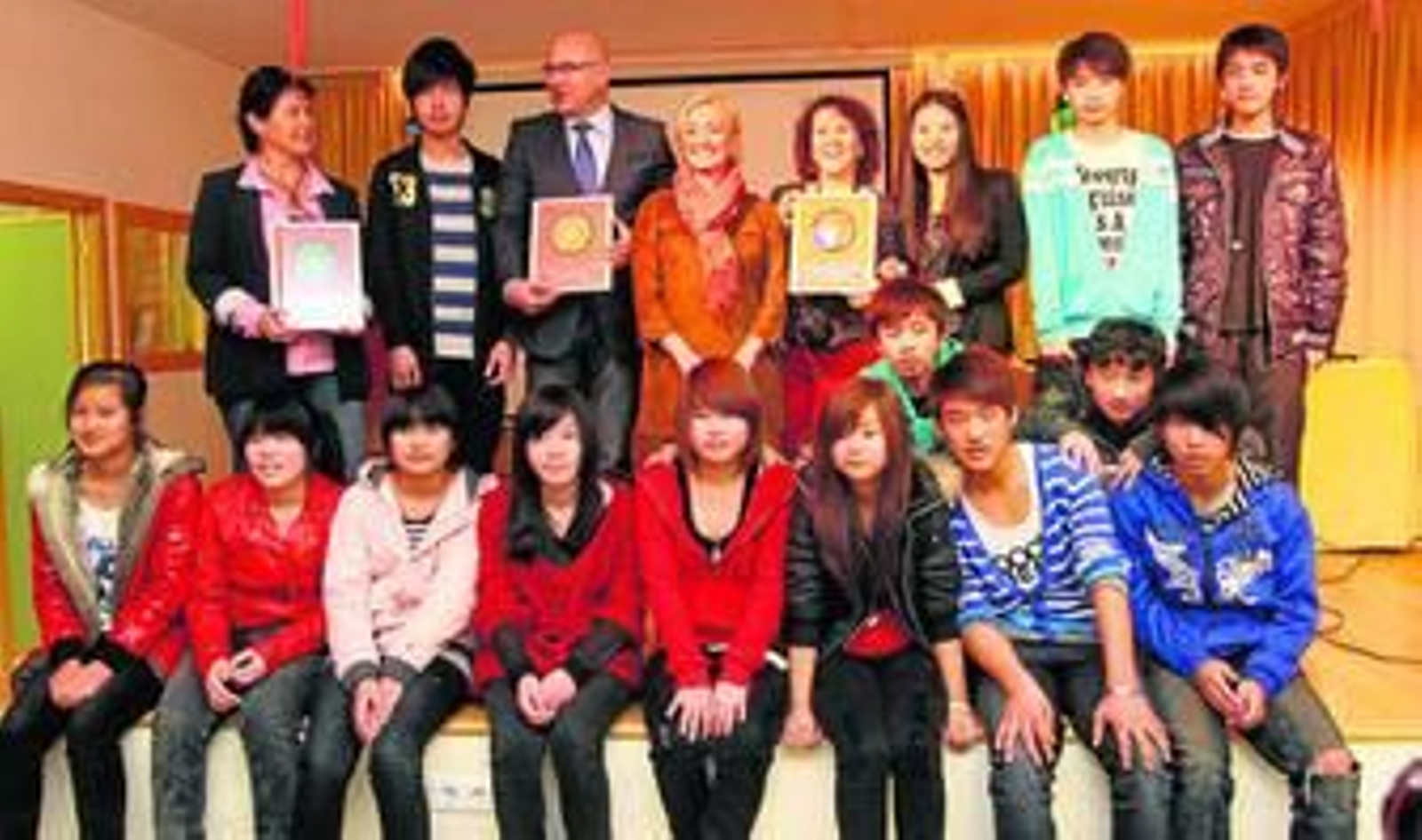 Escámez y la directora del IES Juan Ramón Jiménez, junto a Celia, miembros de la administración educativa y alumnos chinos.