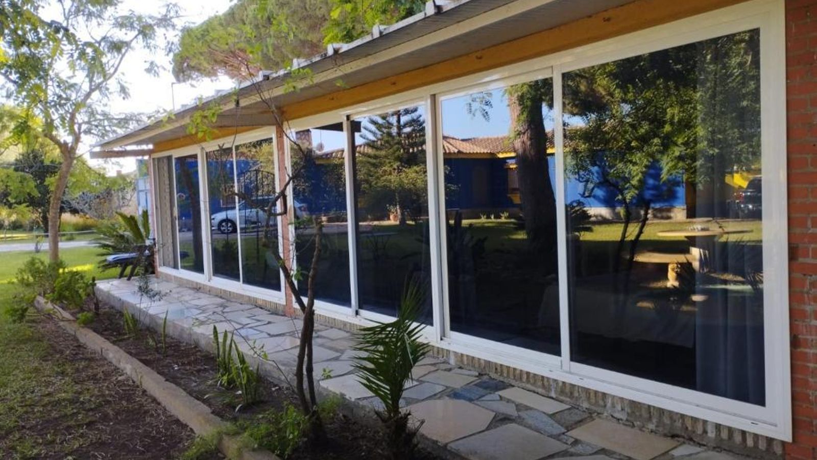 La vivienda destaca por su gran jardín