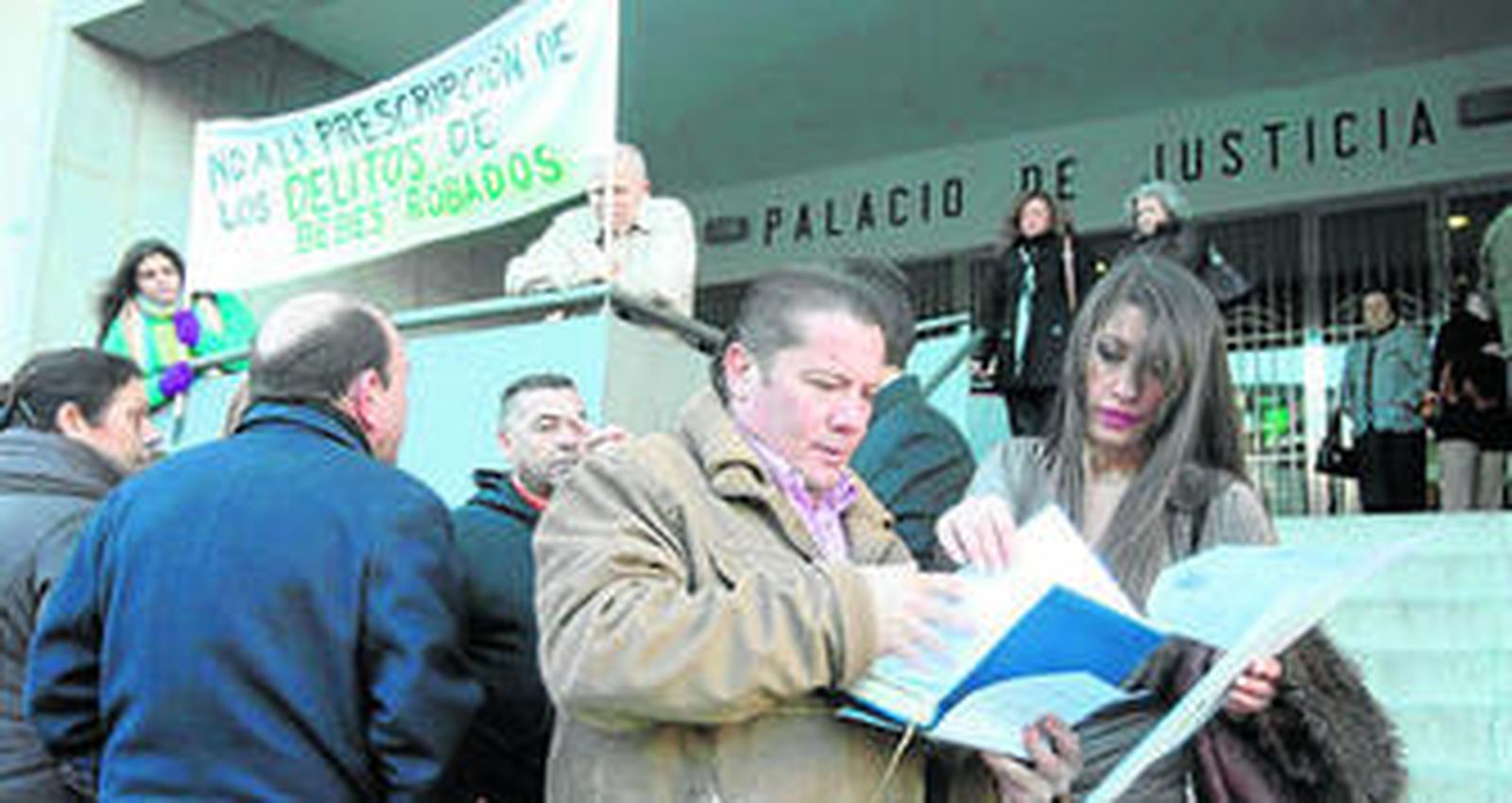 Concentración de afectados ante el Palacio de Justicia de Huelva el pasado 12 de noviembre.