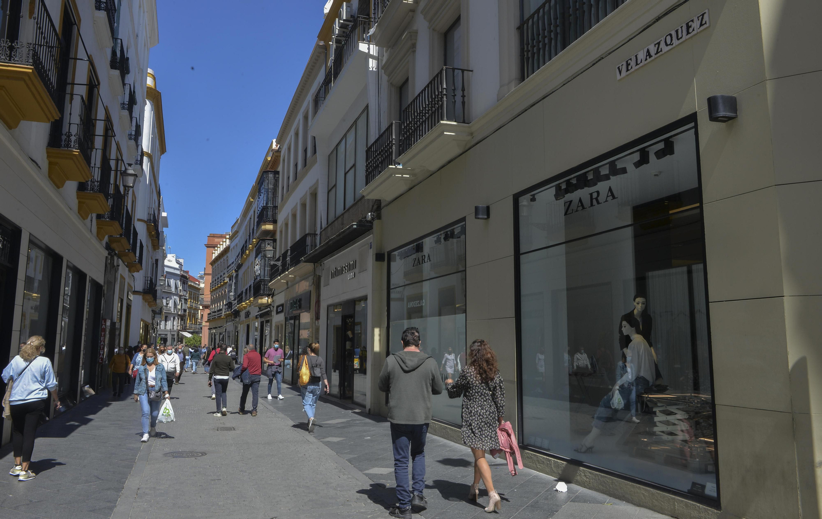 El principal eje comercial de Sevilla resiste los envites de la crisis provocada por el Covid.