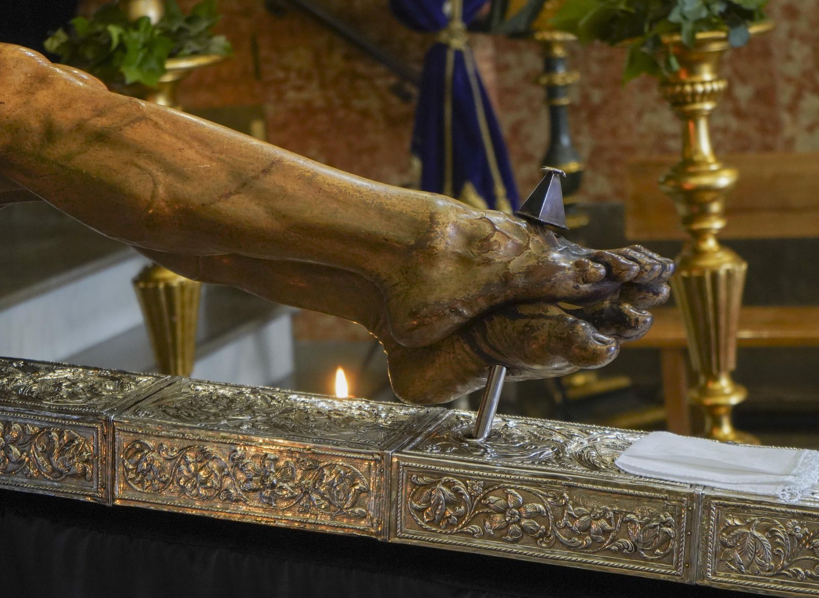 El besapiés al Cristo de San Agustín, en imágenes