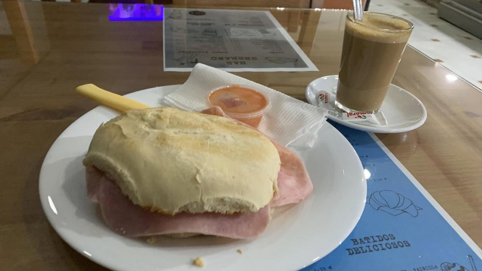 Desayuno del Bar Serrano, en Jerez.