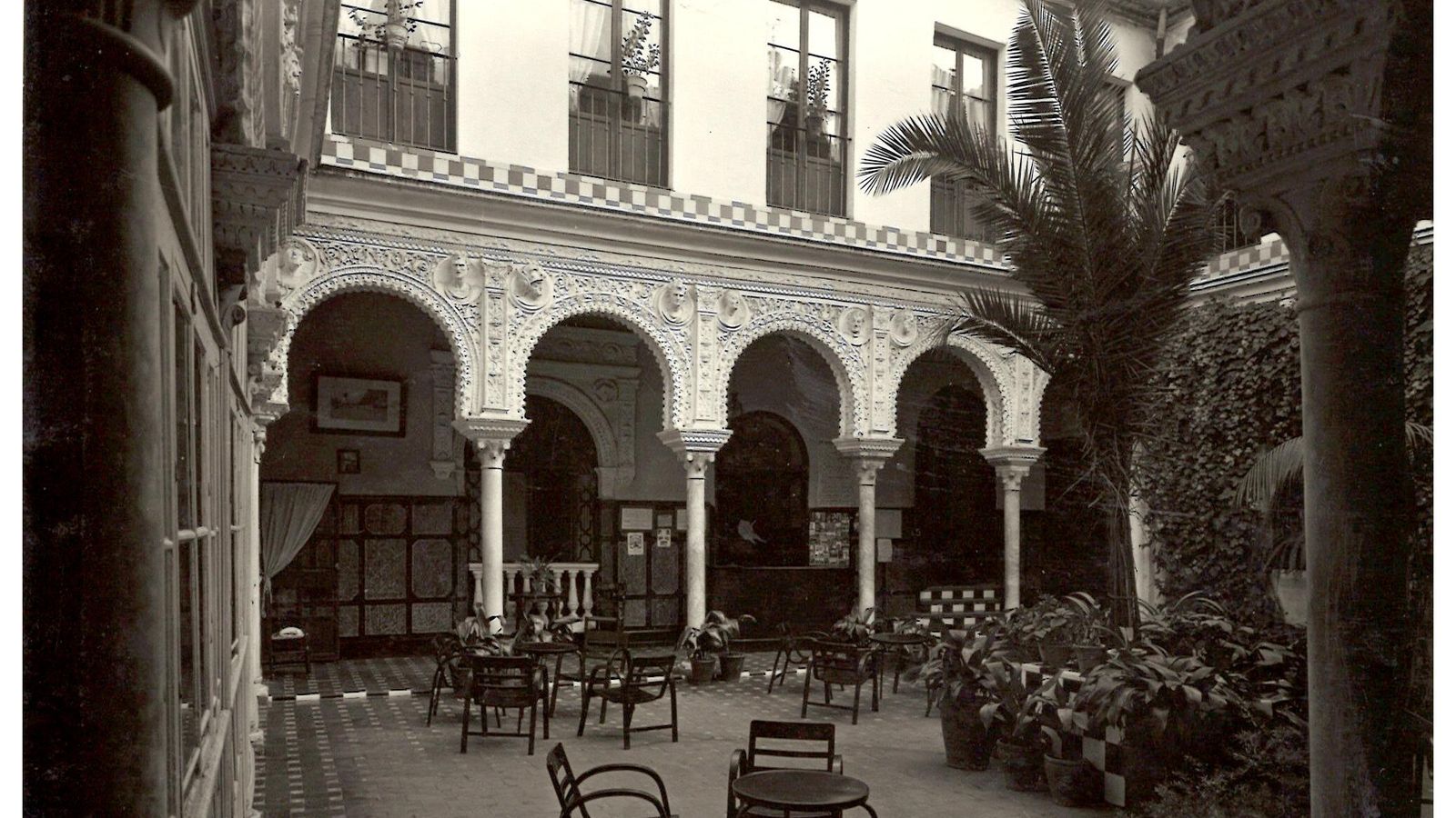 El patio principal con las galerías altas cegadas hacia 1950.