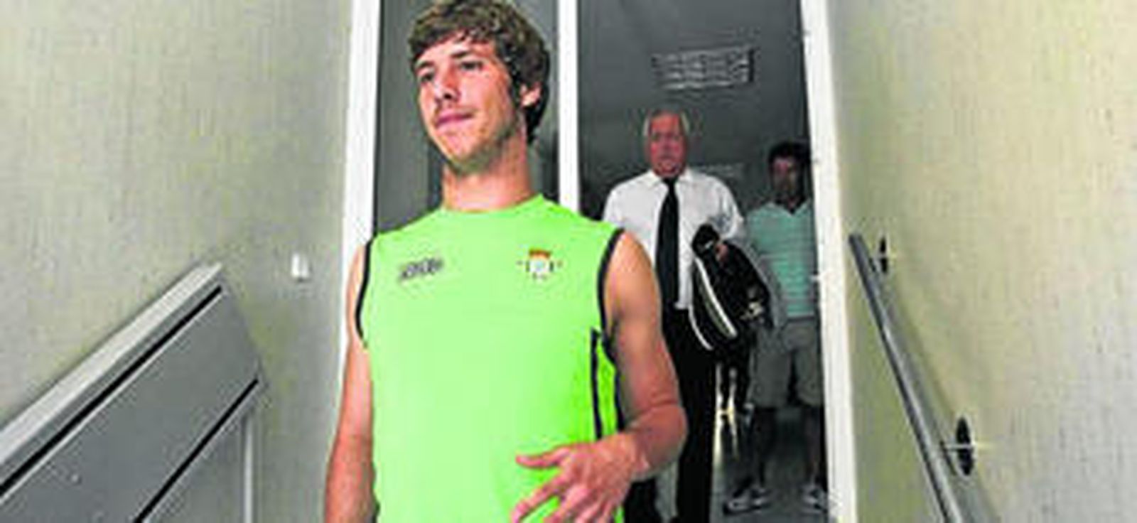 Rubén Pérez abandona la clínica donde paso el examen médico.