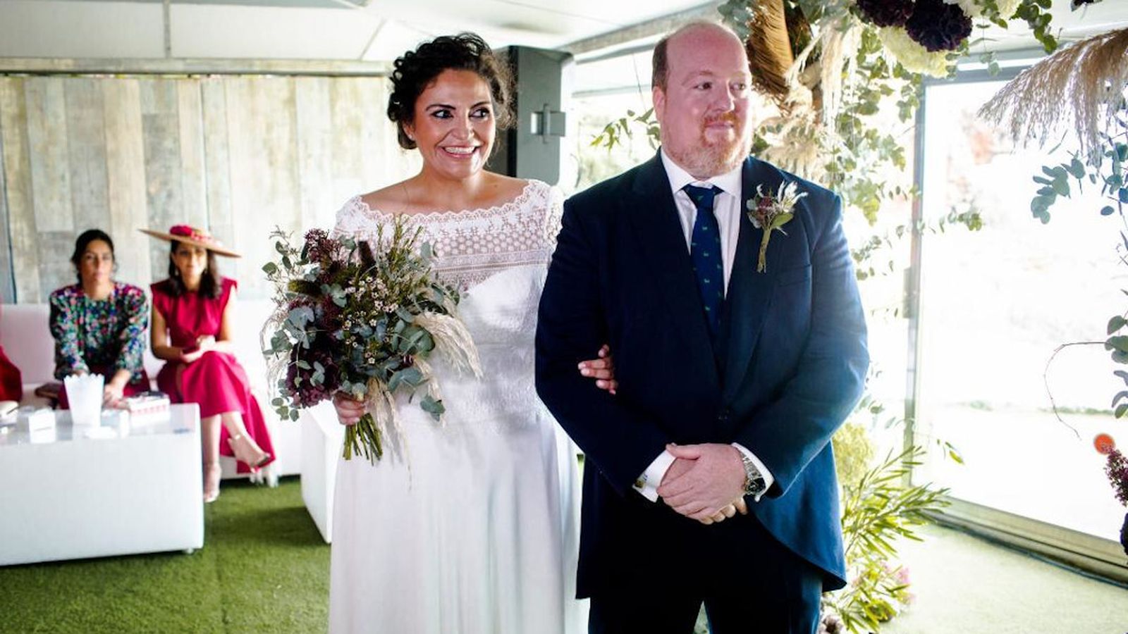 Los novios Laura González Jiménez y Carlos Medina Aparicio, durante la celebración de la boda, en el 'Timón de Roche'.
