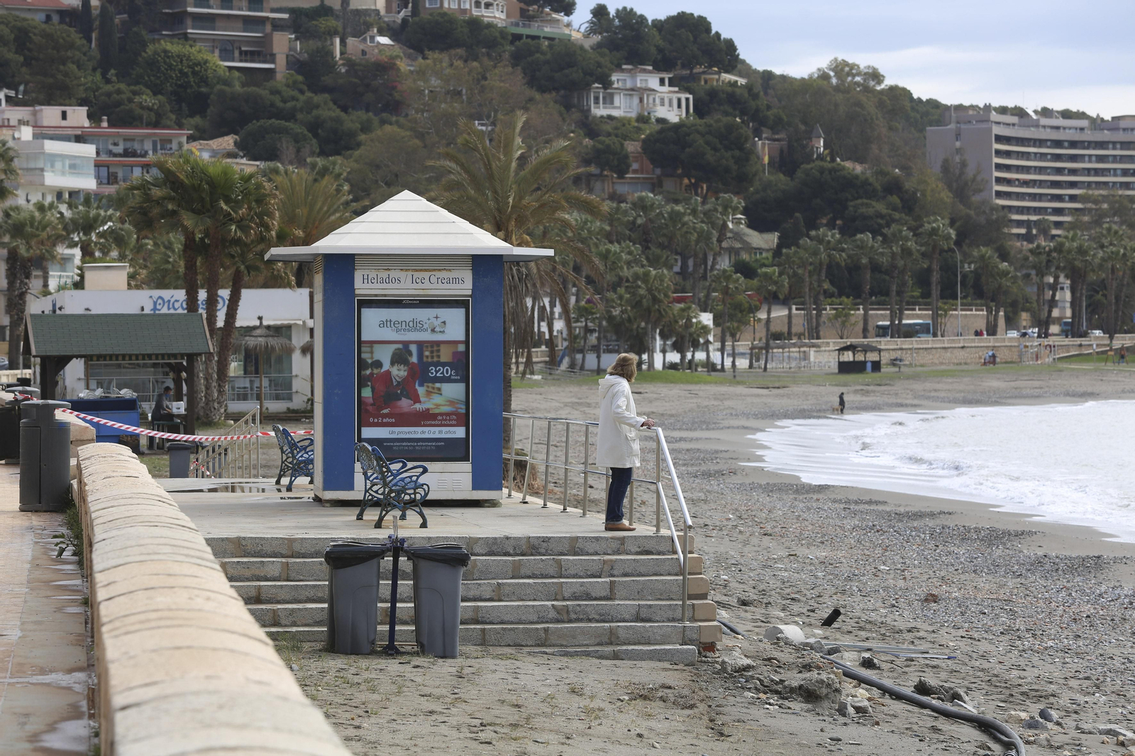 Las fotos de los trabajos en los paseos marítimos y chiringuitos de Málaga para paliar los efectos del temporal
