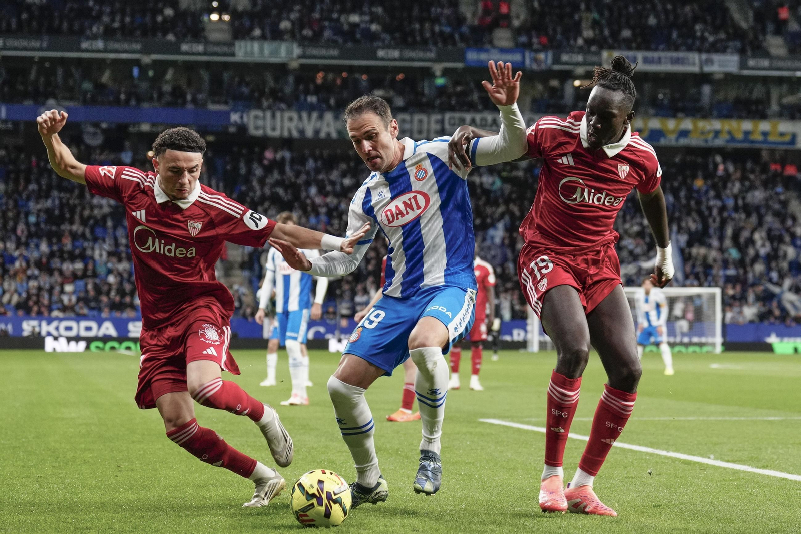Rubén Vargas hostiga a Kike García junto a Mendy antes de su lesión.