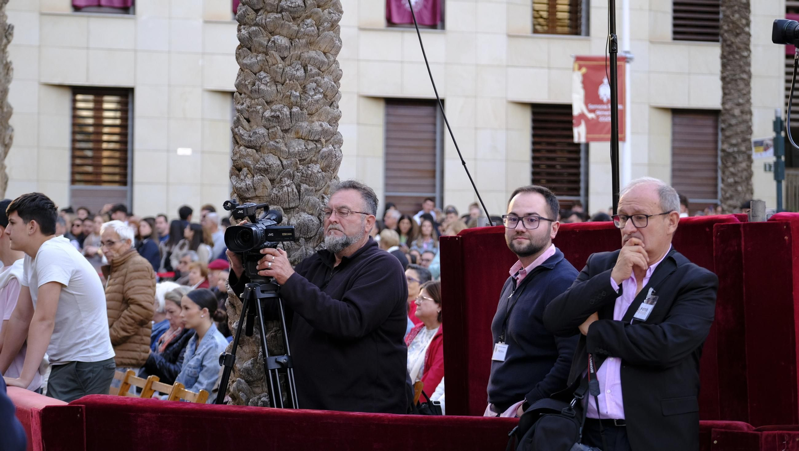 Estudiantes en la Semana Santa de Almería 2025